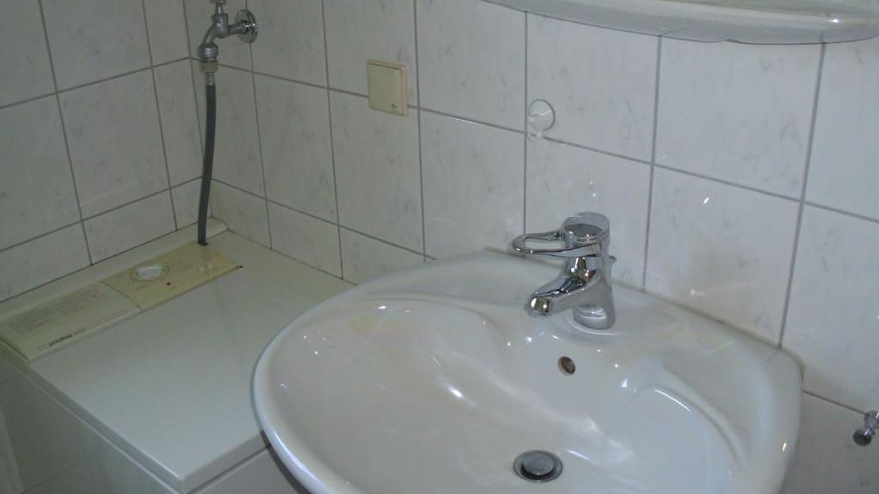 Waschmaschine und Waschbecken Waschmaschine und Waschbecken